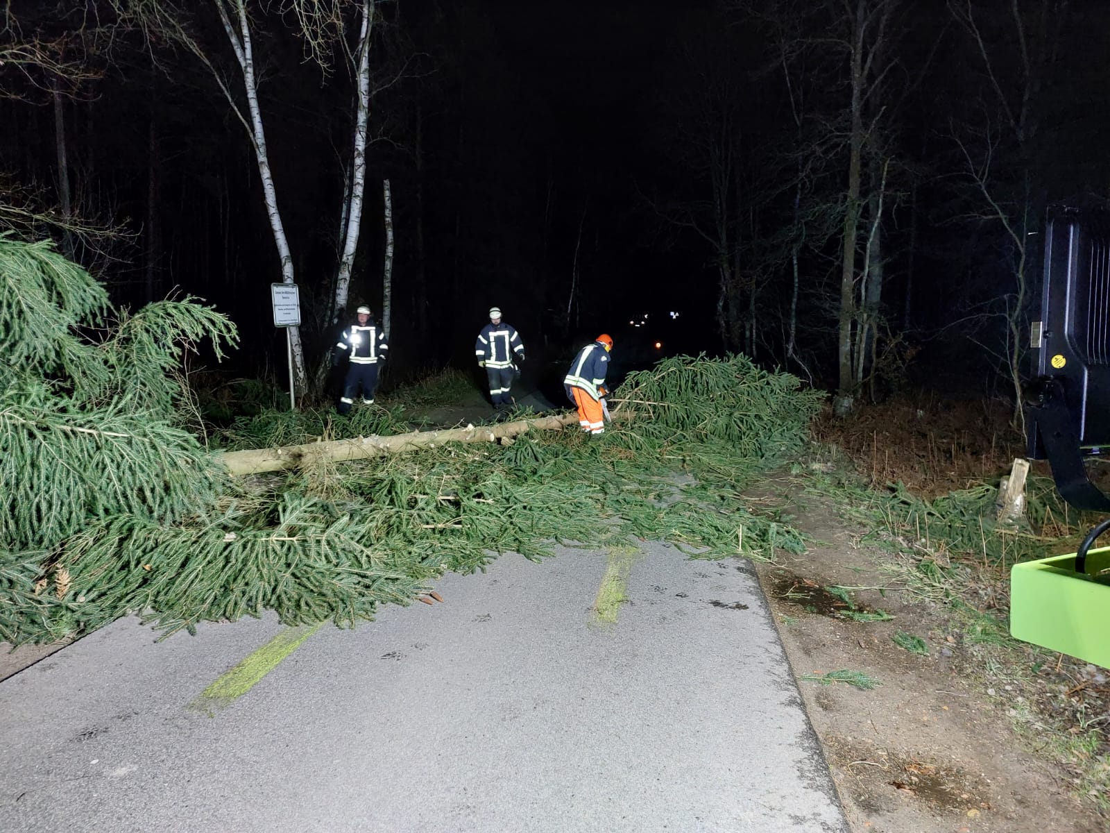 Du betrachtest gerade 02/23 / TH / Baum auf Straße / Viereck -> Uhlenkrug